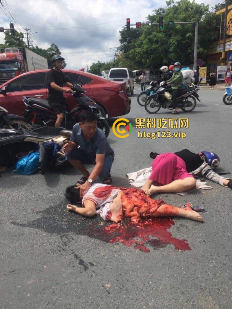 血腥慎点！越南恐怖车祸 电车撞向大货车 母子惨遭碾压 惨痛现场监控视频曝光-2