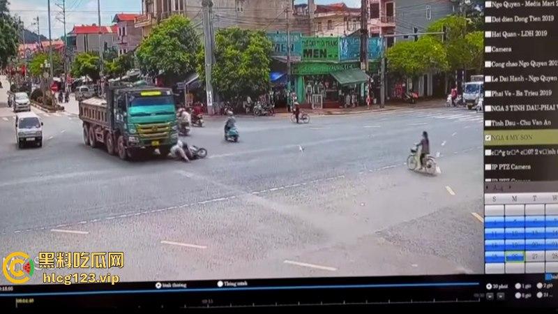 血腥慎点！越南恐怖车祸 电车撞向大货车 母子惨遭碾压 惨痛现场监控视频曝光-4