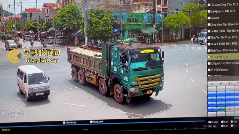 血腥慎点！越南恐怖车祸 电车撞向大货车 母子惨遭碾压 惨痛现场监控视频曝光-5