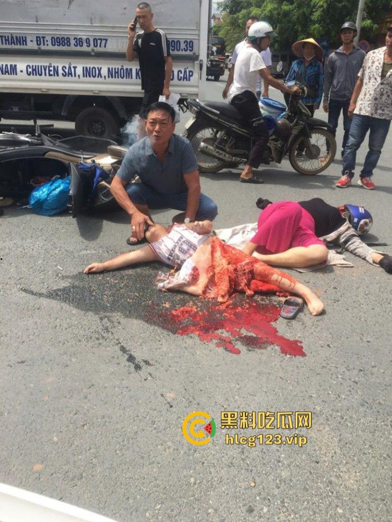 血腥慎点！越南恐怖车祸 电车撞向大货车 母子惨遭碾压 惨痛现场监控视频曝光-6