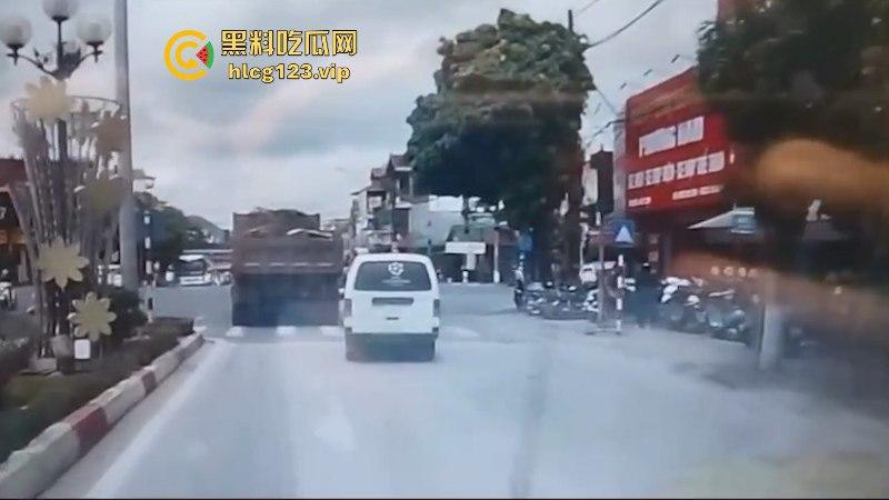 血腥慎点！越南恐怖车祸 电车撞向大货车 母子惨遭碾压 惨痛现场监控视频曝光-7