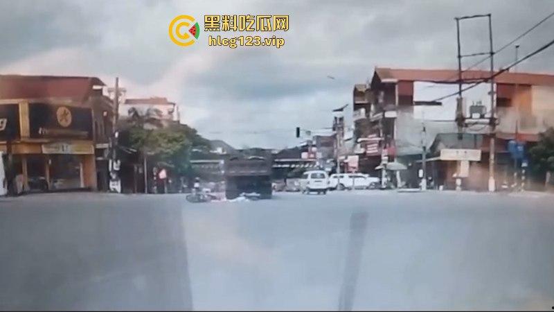 血腥慎点！越南恐怖车祸 电车撞向大货车 母子惨遭碾压 惨痛现场监控视频曝光-8
