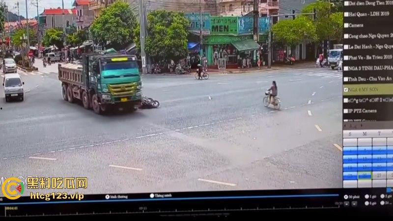 血腥慎点！越南恐怖车祸 电车撞向大货车 母子惨遭碾压 惨痛现场监控视频曝光-9