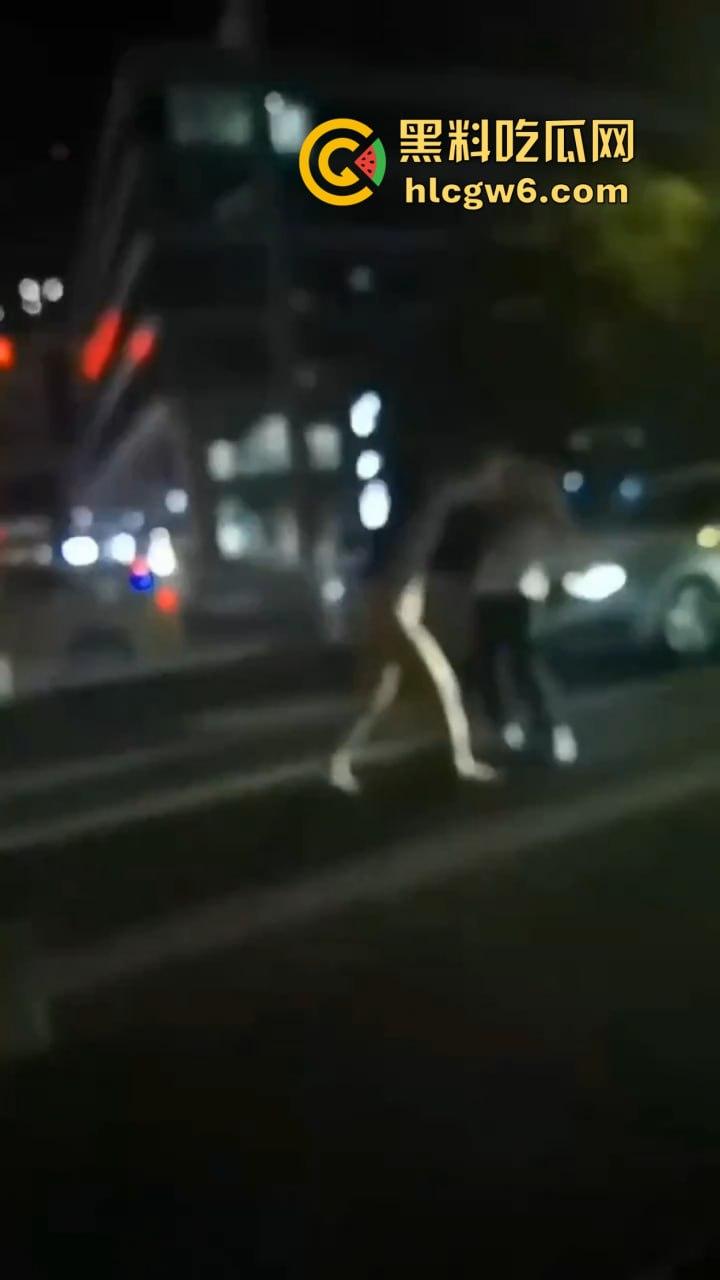 河北情侣吵架女的当街裸奔！一言不合就脱光满世界乱窜，这骚浪毛病到底是哪个惯的？-1