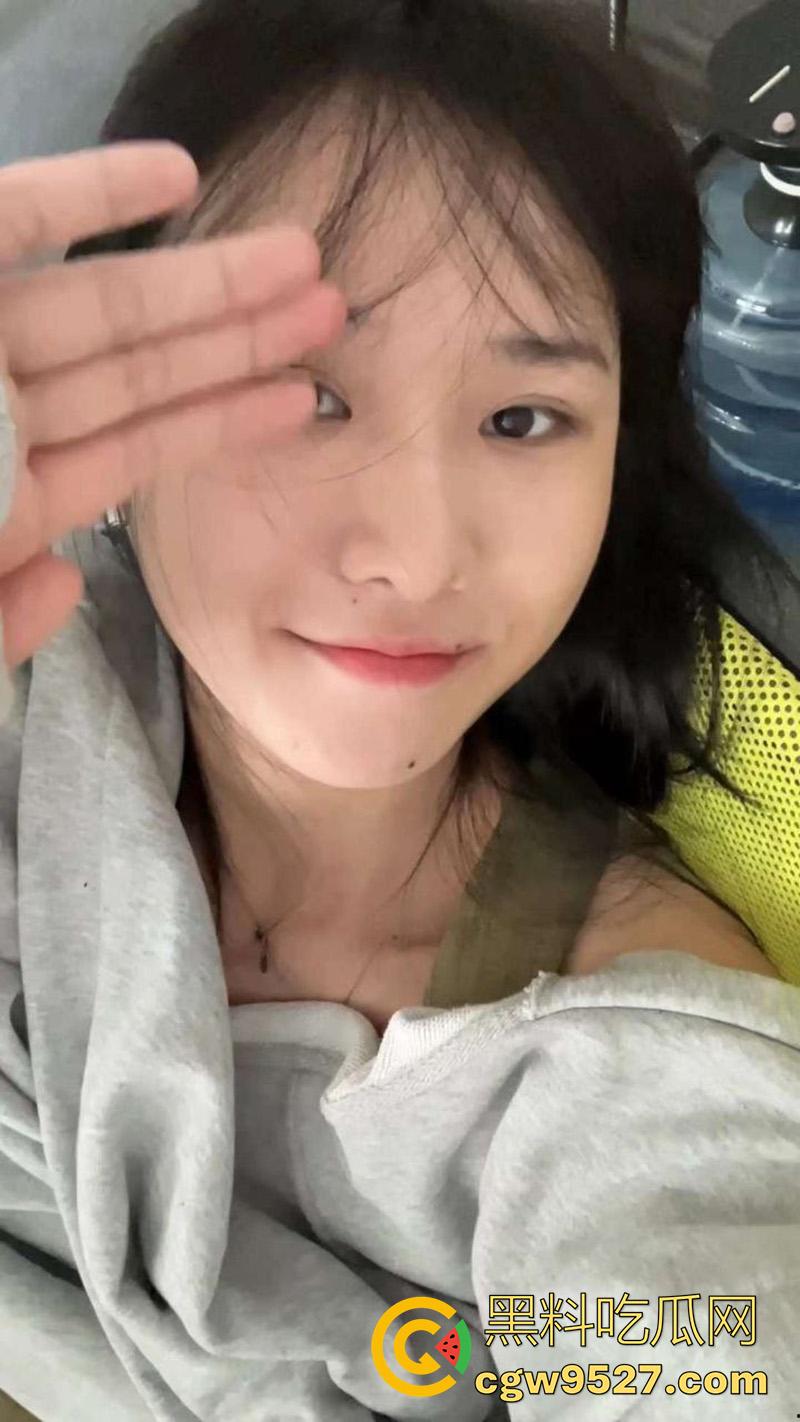 鲁东大学长腿御姐【苏佳玉】，颜值清纯可爱，但身材却高挑性感，穿上诱人黑丝真是没谁了！-3