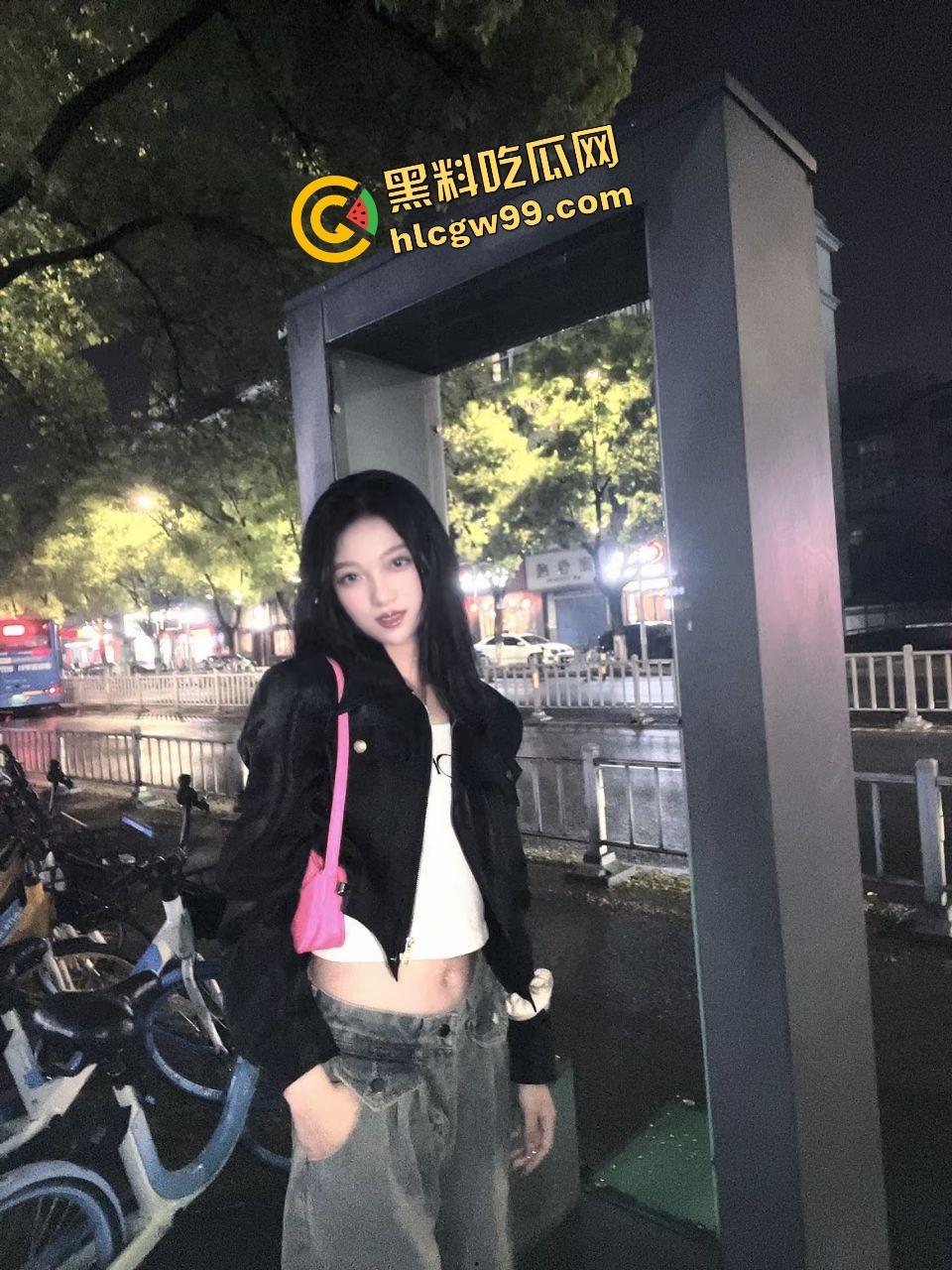 贵州饥渴反差骚鸡【周雨】肾虚男网购炮机刺激插逼，沙发上不停喷水至流水一地！独家曝光流出！-5