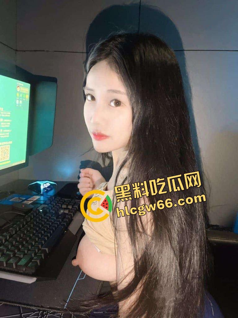 山西巨乳人妻『李梦』电竞酒店不雅视频曝光，露出大奶吃鸡金主，当场骑乘喷汁，骚得让人头皮发麻！-4