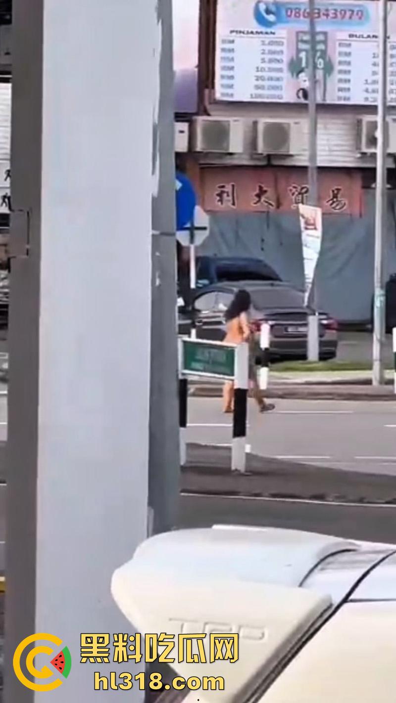 马来西亚肥臀裸女，因离婚发疯全裸上街，见人就骂见车就打，哪怕是警车也不放过，这大屁股有喜欢的么？-1