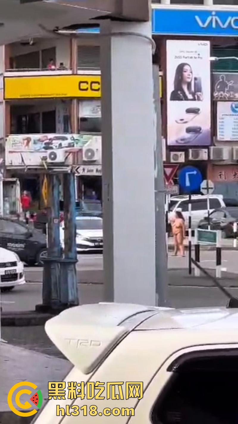 马来西亚肥臀裸女，因离婚发疯全裸上街，见人就骂见车就打，哪怕是警车也不放过，这大屁股有喜欢的么？-2