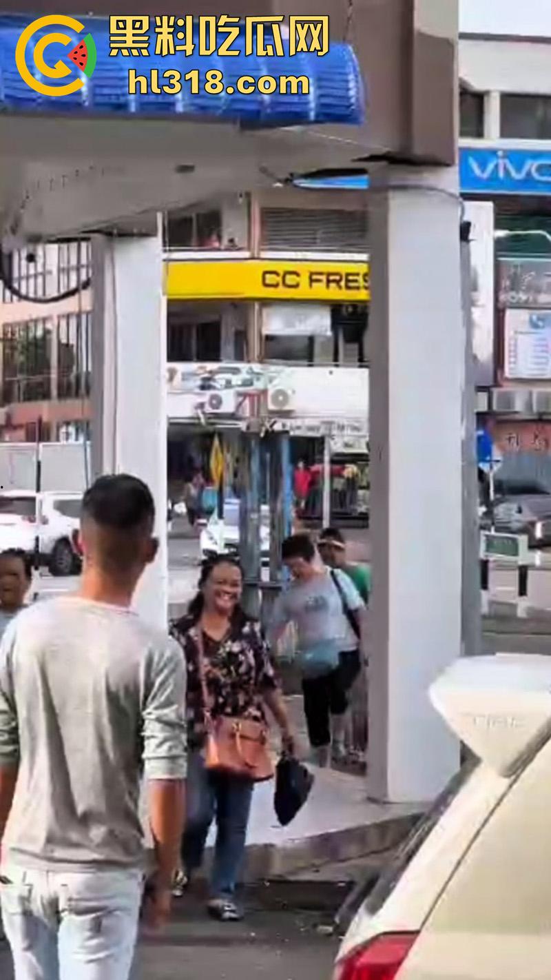 马来西亚肥臀裸女，因离婚发疯全裸上街，见人就骂见车就打，哪怕是警车也不放过，这大屁股有喜欢的么？-6