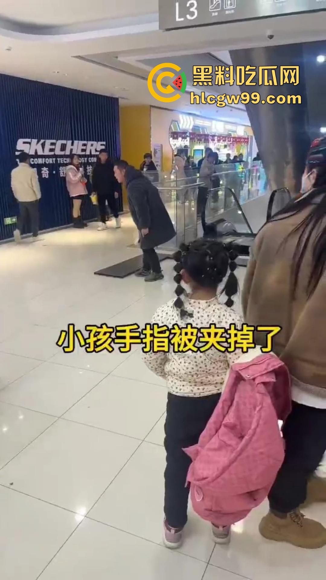 河南周口曦悦城惊现恐怖意外！幼童手指被电梯夹断卷入内部，卷入缝隙后一个多小时仍未找到！-1