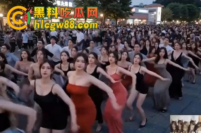 三亚百人美女广场舞阵仗惊人，身材火辣衣着清凉，这谁还敢说扰民？大爷们全程目不转睛，裤裆都鼓了！-6