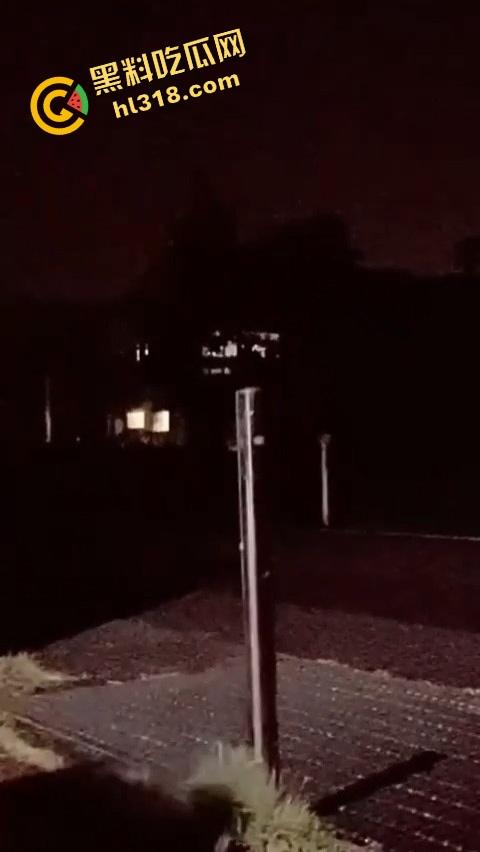 带你们见识牛逼新境界，路边防撞铁杆子也能用来自嗨，一屁股坐下去整个逼深不可测！-15