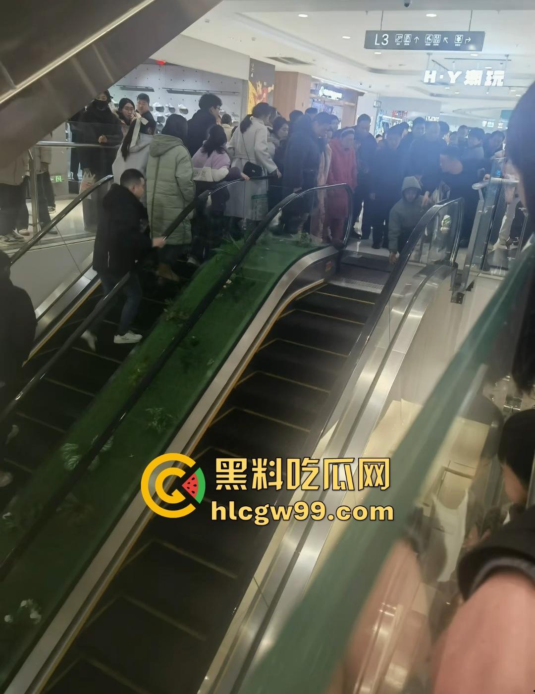 河南周口曦悦城惊现恐怖意外！幼童手指被电梯夹断卷入内部，卷入缝隙后一个多小时仍未找到！-9