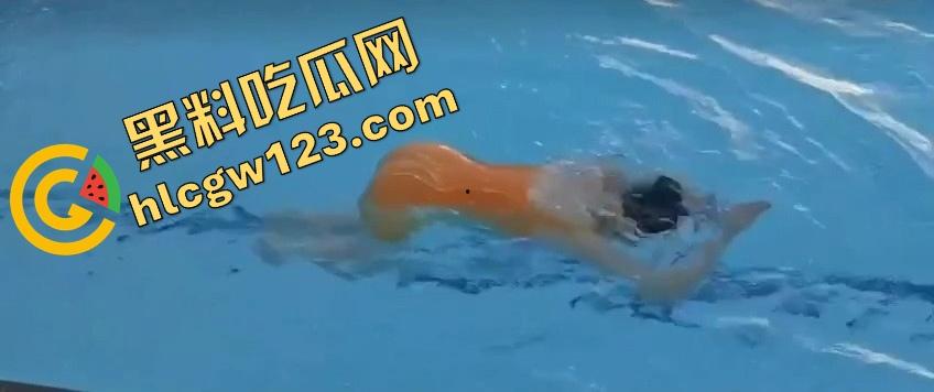 这游泳姿势教练是在床上教的?动作太熟练,一看就是下水前先上床,自由泳怎么越来越像自由用了!-8