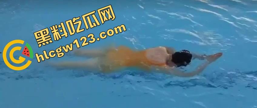 这游泳姿势教练是在床上教的?动作太熟练,一看就是下水前先上床,自由泳怎么越来越像自由用了!-9