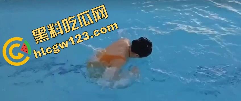 这游泳姿势教练是在床上教的?动作太熟练,一看就是下水前先上床,自由泳怎么越来越像自由用了!-10