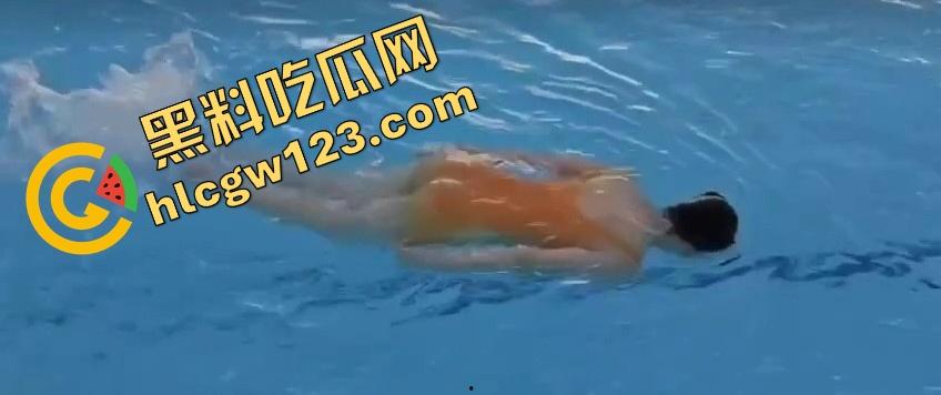 这游泳姿势教练是在床上教的?动作太熟练,一看就是下水前先上床,自由泳怎么越来越像自由用了!-12