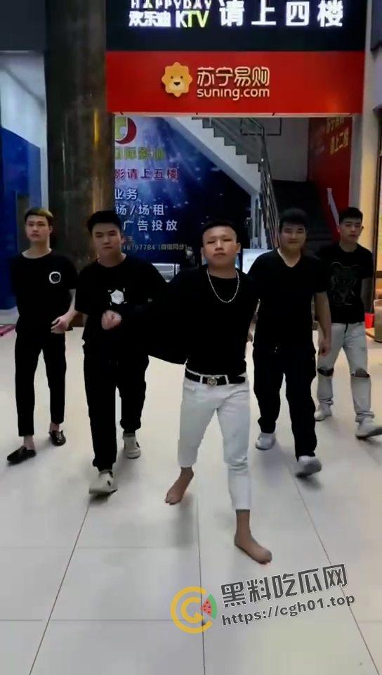 爷们要战斗！精神小伙战斗合集 飞踢 围殴 砍刀 古惑仔又都回来了-7