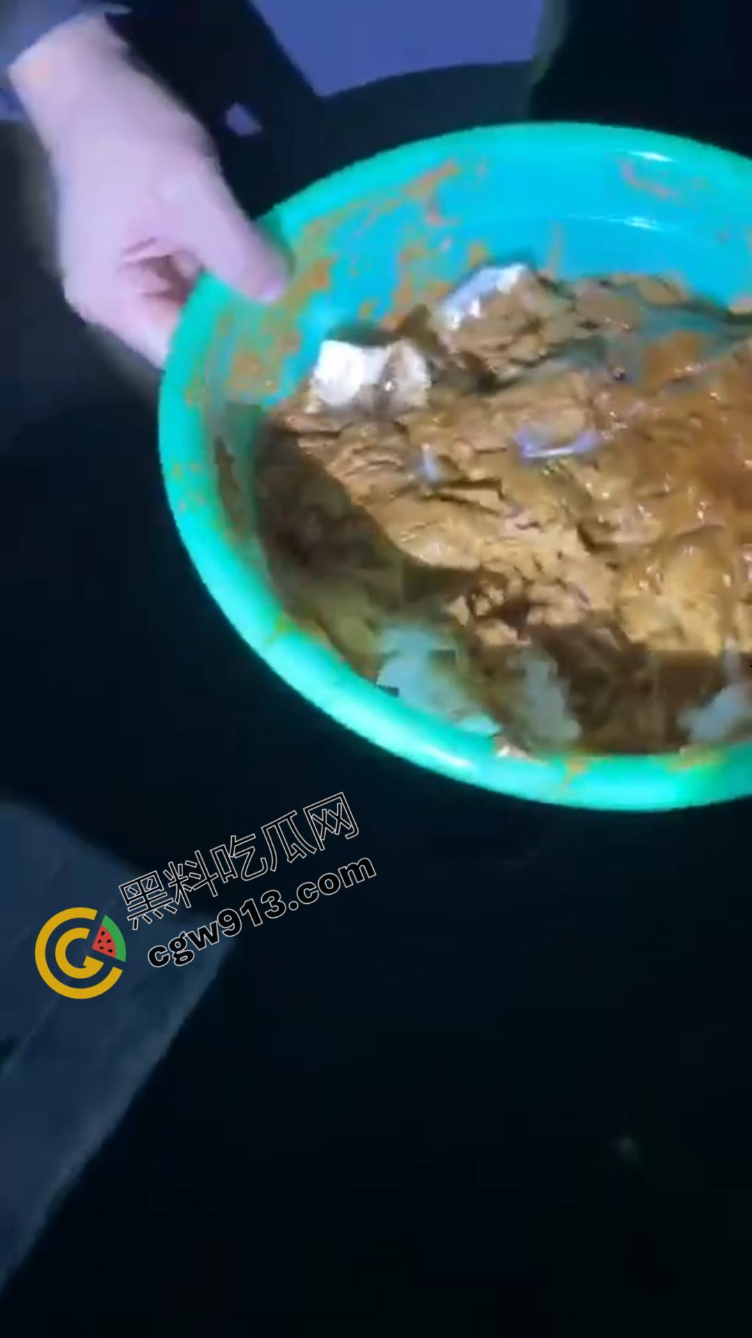 山西大同快手网红【安仁】吃屎直播：恶心至极，流量至上，恶心行为震惊万千网友-5