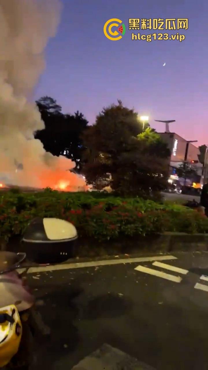 还好“滚”的快深圳龙华区一男子骑电动车突然自燃起火车主翻滚逃生-4