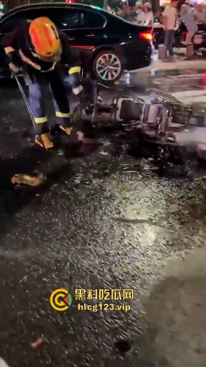 还好“滚”的快深圳龙华区一男子骑电动车突然自燃起火车主翻滚逃生-7