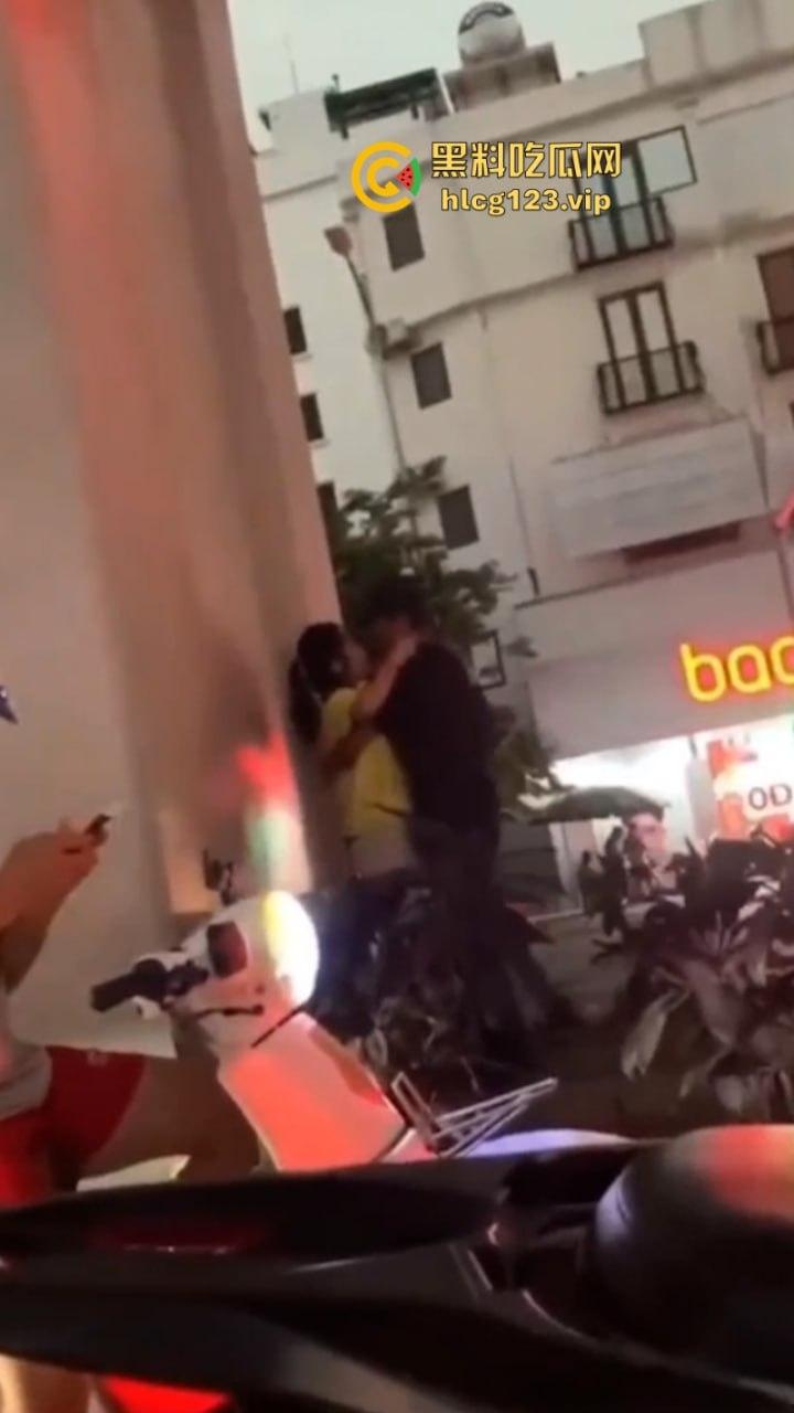 太过分了!一男子在人来人往的天桥下哄骗少女扒人家裤子后入!-1