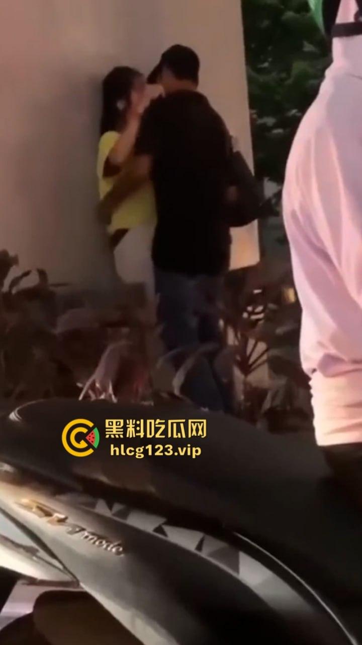 太过分了!一男子在人来人往的天桥下哄骗少女扒人家裤子后入!-5