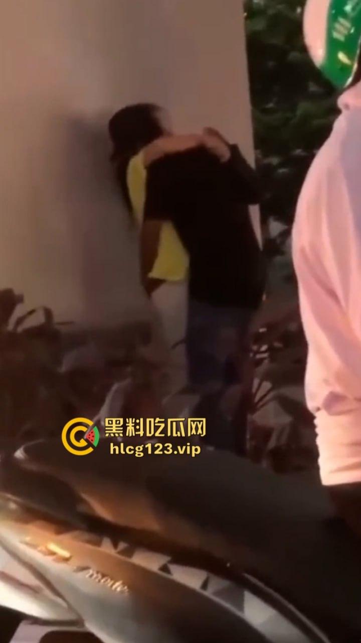 太过分了!一男子在人来人往的天桥下哄骗少女扒人家裤子后入!-6