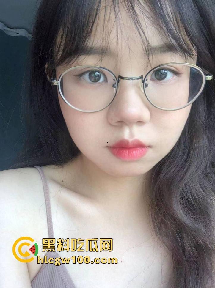 瓜友约炮极品清纯眼镜妹【谢雪莹】就读于武汉工商学院大一级，表面纯洁无瑕 私下却骚气满满！-1