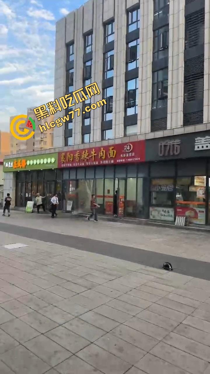 武汉光谷牛肉面店惊现砍人案，一言不合刀光乱舞，食客吓得连汤都没顾上喝就开跑！-4