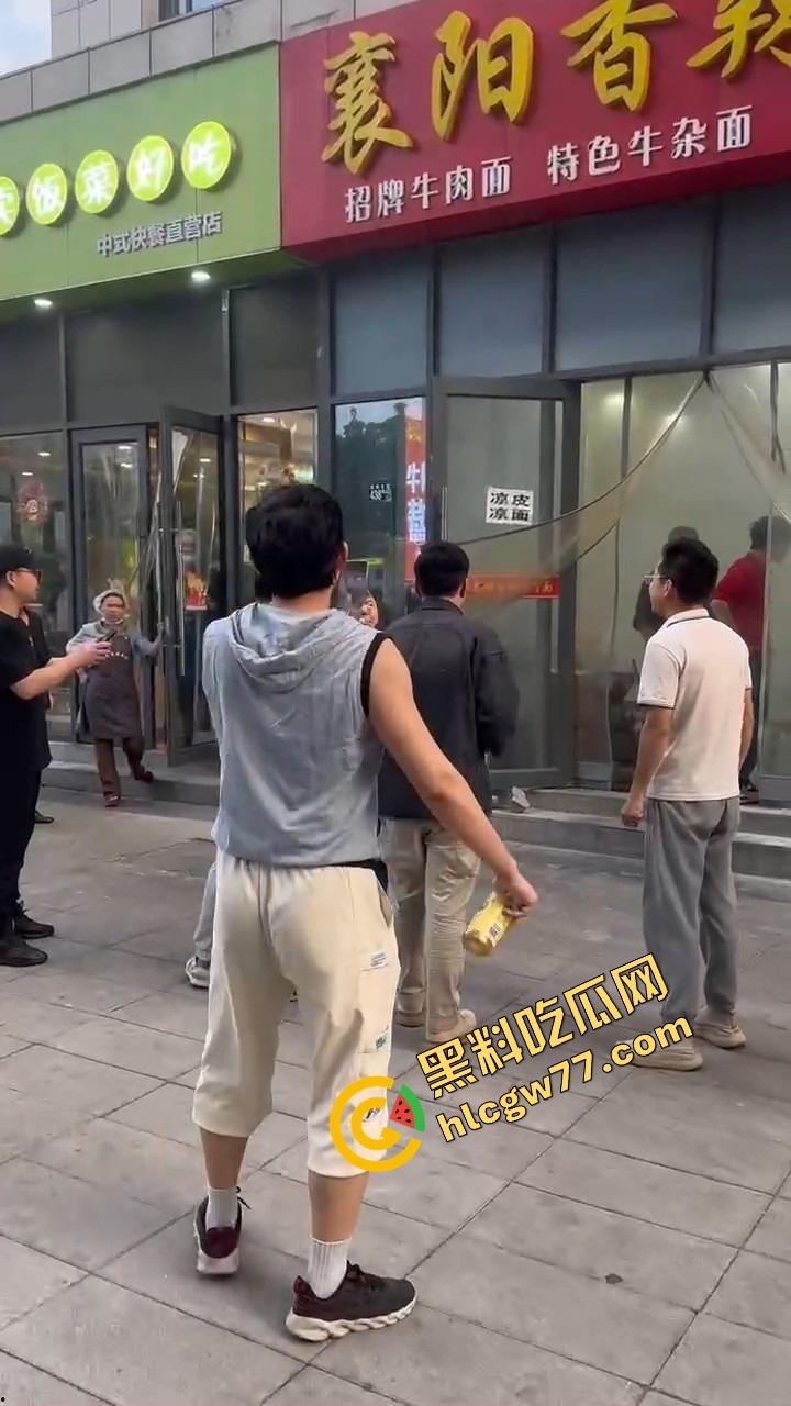 武汉光谷牛肉面店惊现砍人案，一言不合刀光乱舞，食客吓得连汤都没顾上喝就开跑！-7
