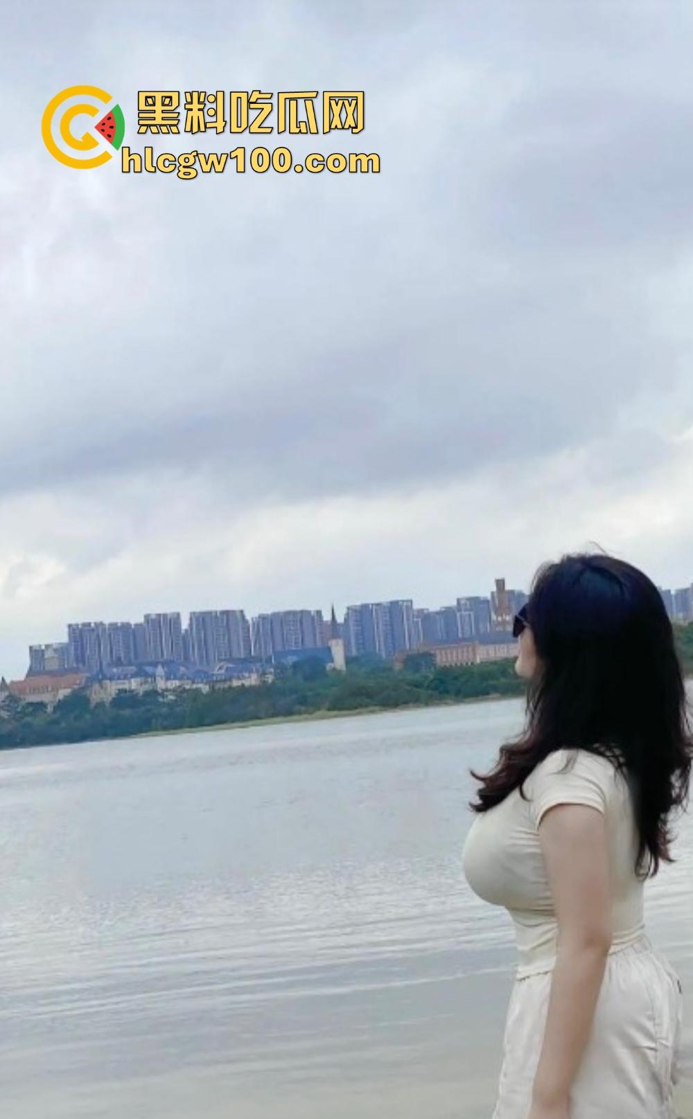 巨乳少妇30分钟狂欢，深喉后入掐脖子爆操，真是奶子即正义，全程摇摆奶子蜜桃臀！-5