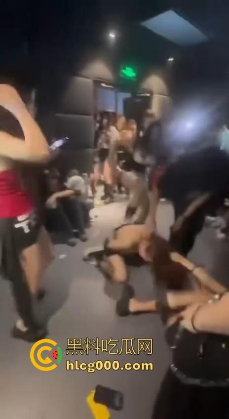 极品精神小妹当街厮杀，扯头发拳打胸脚踹逼招招致命，像头发疯的母牛一样，拦都拦不住！-2