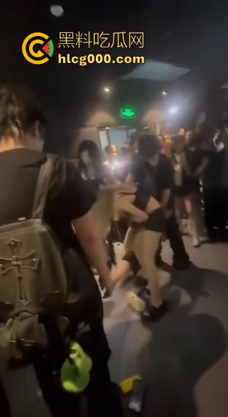 极品精神小妹当街厮杀，扯头发拳打胸脚踹逼招招致命，像头发疯的母牛一样，拦都拦不住！-5