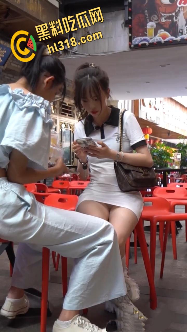 抄底大神街头偷拍，短裙白袜妹妹，雪白美腿白色内裤一看就很单纯，小门户饱满鼓鼓的太诱人了！-3