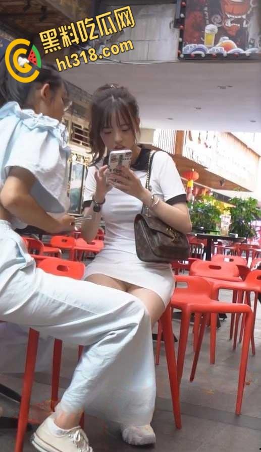 抄底大神街头偷拍，短裙白袜妹妹，雪白美腿白色内裤一看就很单纯，小门户饱满鼓鼓的太诱人了！-4