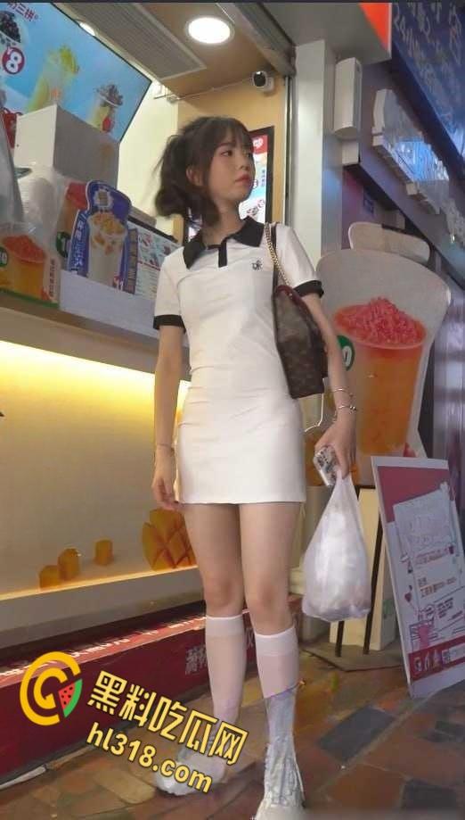 抄底大神街头偷拍，短裙白袜妹妹，雪白美腿白色内裤一看就很单纯，小门户饱满鼓鼓的太诱人了！-5