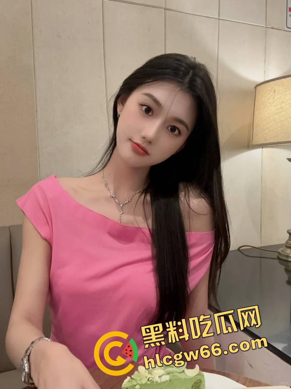 上海酒吧舔狗原形毕露，喝着喝着就脱女神鞋开始狂舔，舔得跟吃人参果一样，这舔法找条狗都得敬礼！-1