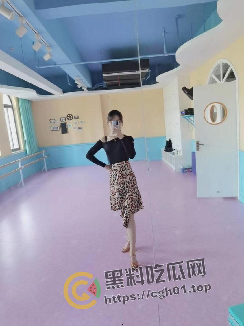 合肥舞蹈老师【田媛】穿着情趣内衣送小孩上学完就去打炮 被舞伴架起来操 私密视频被丈夫流出-5