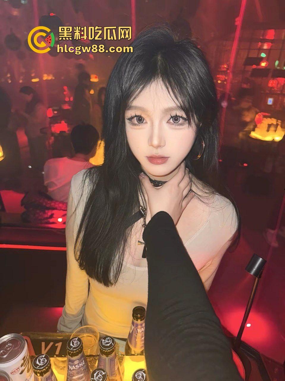 抖音极品纯欲女大反差婊【瞌睡小Q】空乘高冷女神混迹酒吧，油腻大叔砸钱酒店打炮冲刺！-4