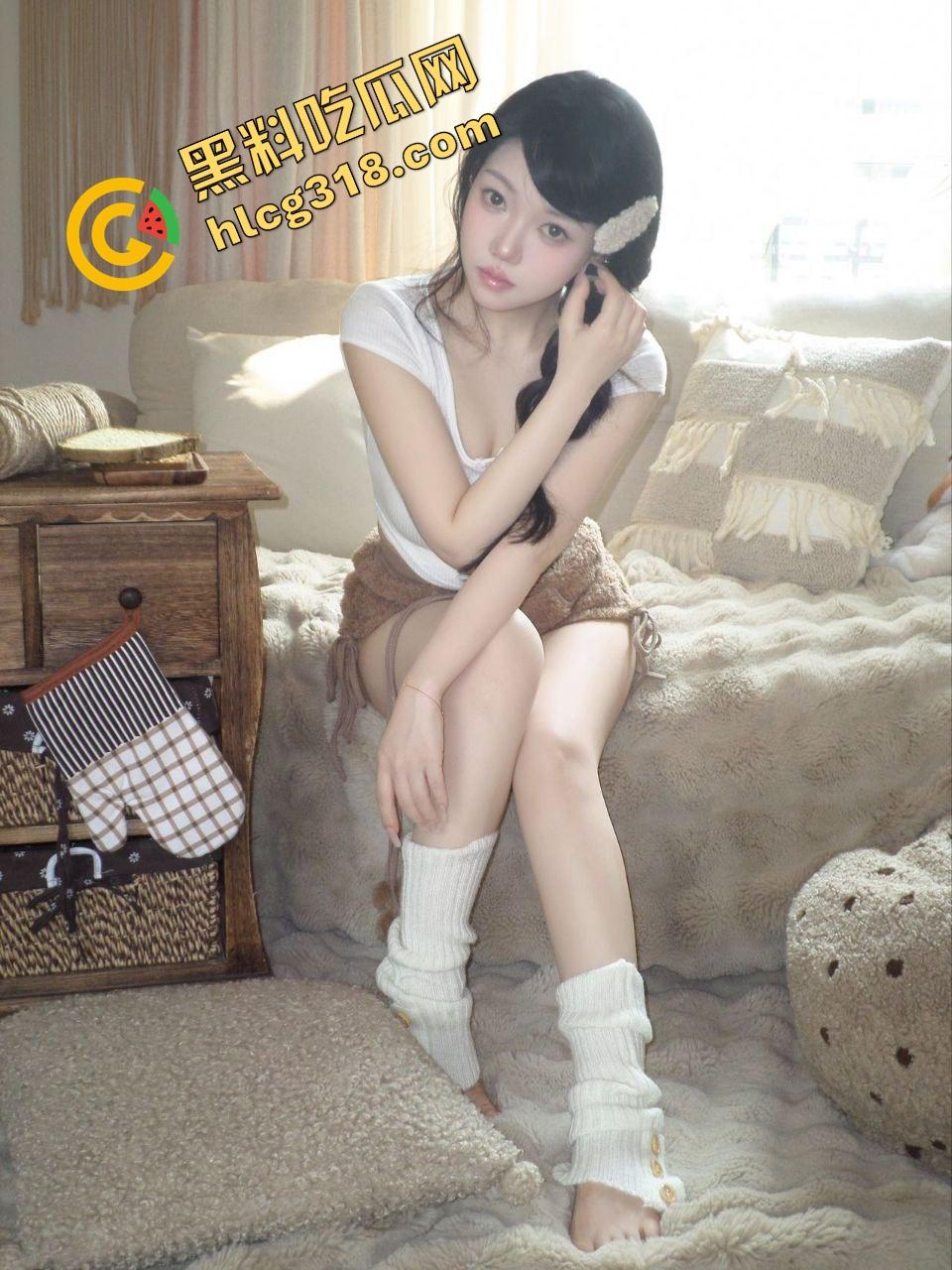 南昌服装店老板娘『孙璐』蜜桃臀母狗桌上被调教，贱样子全出来了，好屁股必须后入爆操才带劲！-6