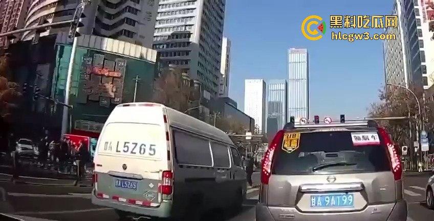 甘肃兰州城关区男子驾车撞伤行人后逃逸 接着又撞伤三人，疯狂逃亡路上再造惨剧！-4