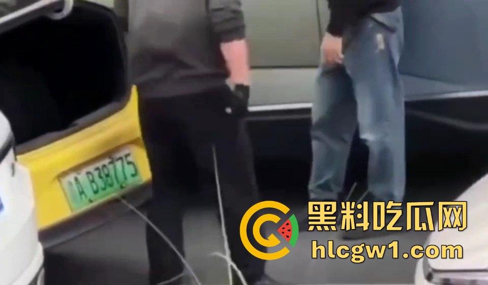 重庆沙坪坝黄色法拉利剐蹭私家车不算，还把车主揍得满地找牙！-1