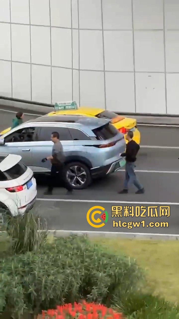 重庆沙坪坝黄色法拉利剐蹭私家车不算，还把车主揍得满地找牙！-7