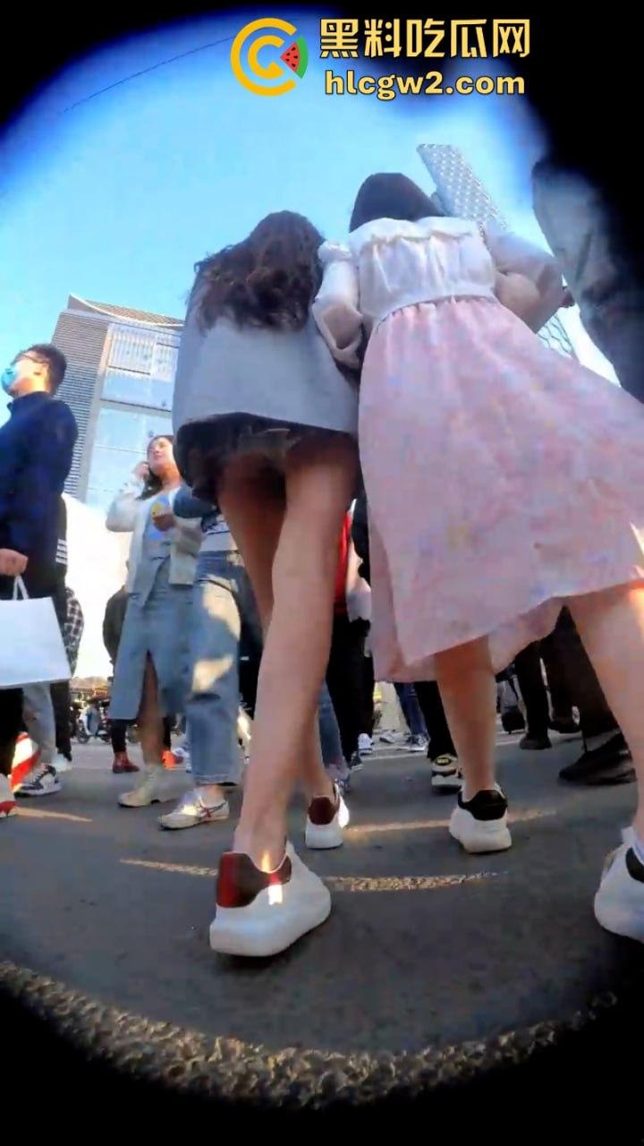 入冬前最后一波抄底福利 北京三里屯实拍街头妹子裙底 黑丝肉缝小内裤看完包射!-2