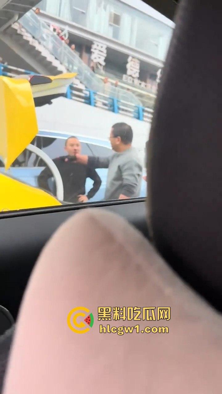 重庆沙坪坝黄色法拉利剐蹭私家车不算，还把车主揍得满地找牙！-11