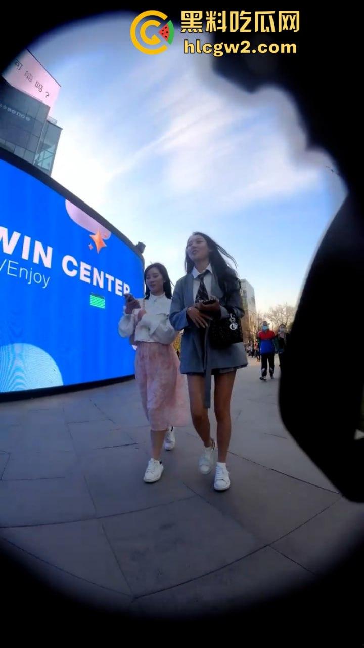 入冬前最后一波抄底福利 北京三里屯实拍街头妹子裙底 黑丝肉缝小内裤看完包射!-3