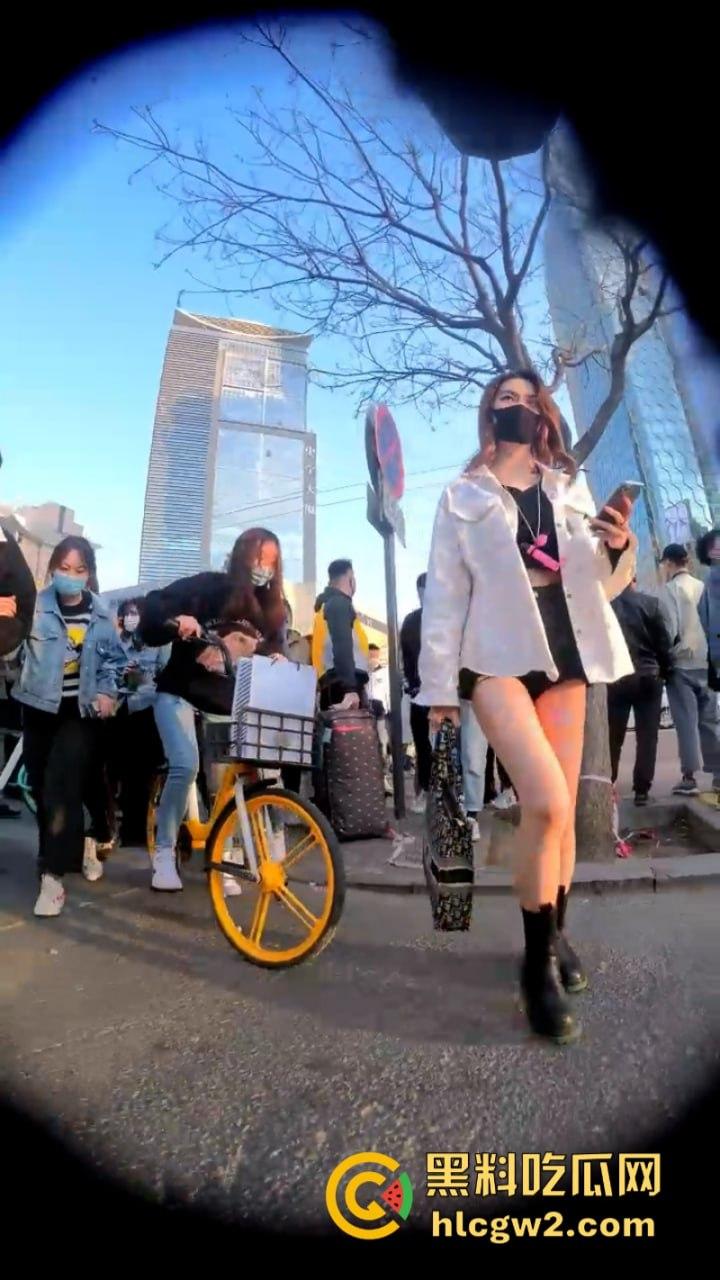 入冬前最后一波抄底福利 北京三里屯实拍街头妹子裙底 黑丝肉缝小内裤看完包射!-6