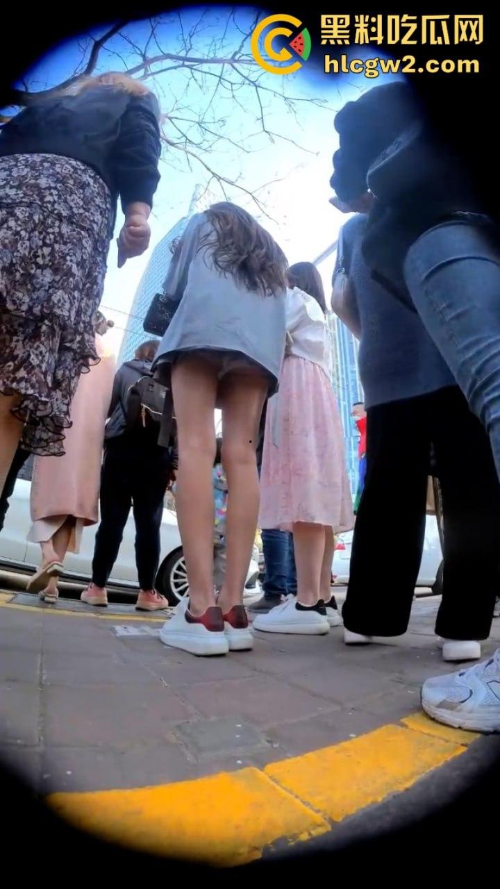 入冬前最后一波抄底福利 北京三里屯实拍街头妹子裙底 黑丝肉缝小内裤看完包射!-7